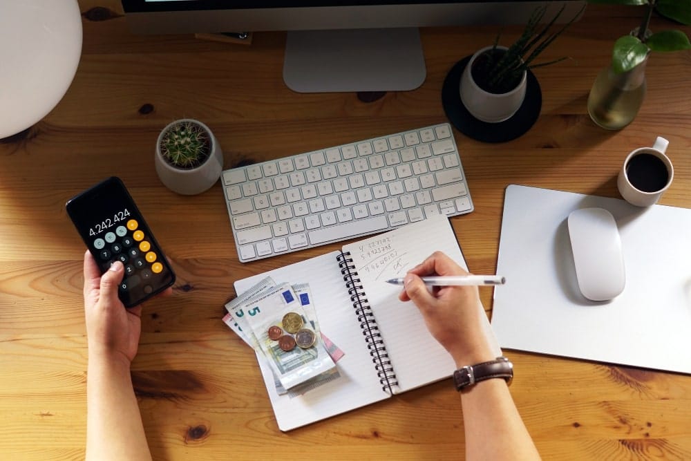 What are the Benefits of Tracking Monthly Expenses